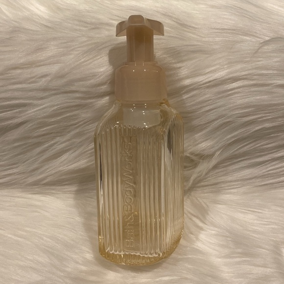 ‘Cream’ Vertical Lines Gentle & Clean Foaming Hand Soap Dispenser by BBW, NWTag - Picture 2 of 7